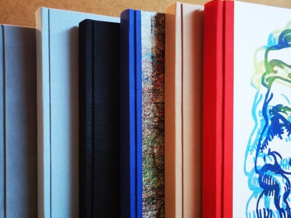 Buch mit echten Bünde