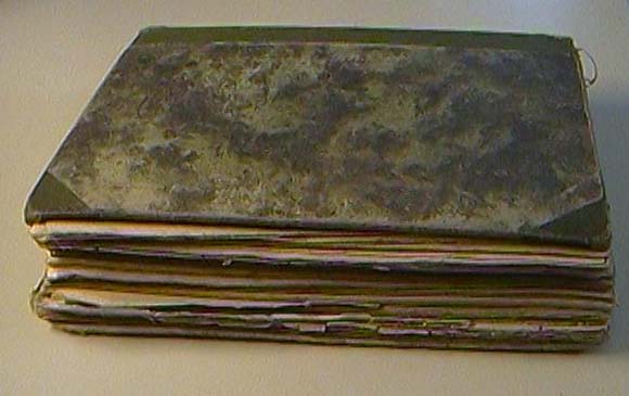Buchreparatur
im BuchbindeAtelier . Kochinke